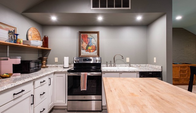 Two Bedroom Apartment In Historic Nulu Property