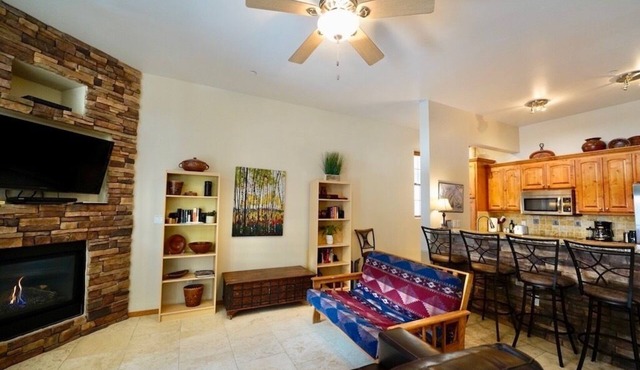 Upscale Condo - Walk to the lifts, restaurants and base area in Taos Ski Valley