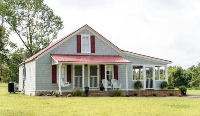 Upscale Cottage Rental for Families near Russell Creek in Greensburg, Kentucky