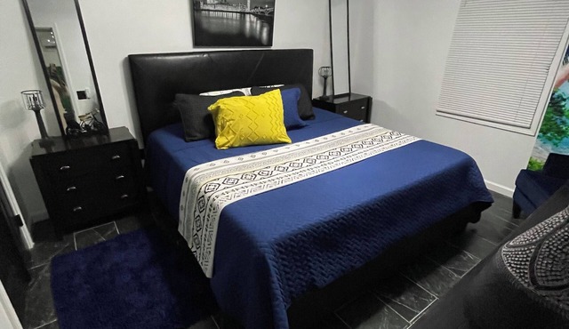 Veteran Stay King Bed sleeps4 2 miles to post,food,shops park work truck