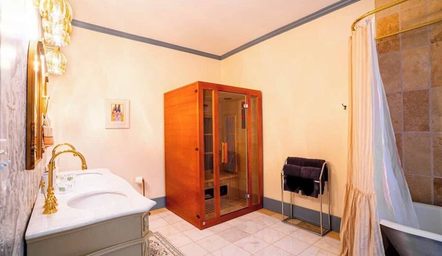 Vintage High St. Suite Wellness Suite