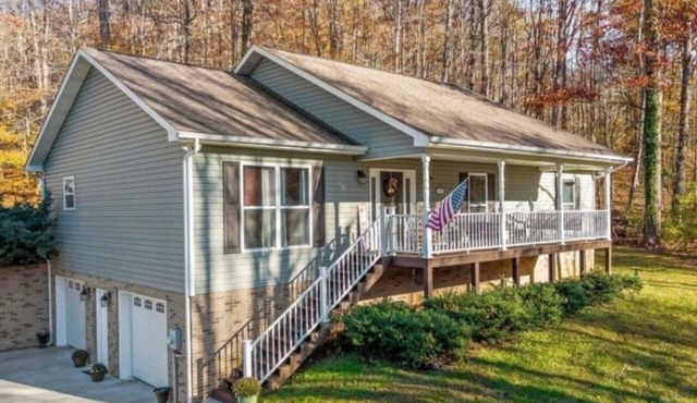 WAKE HOUSE, Your Ideal Lake Getaway!