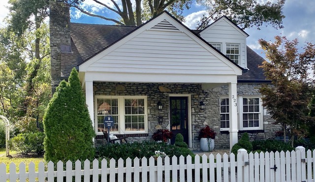 Walk to everything! Cozy Stone Cottage in Downtown Historic District