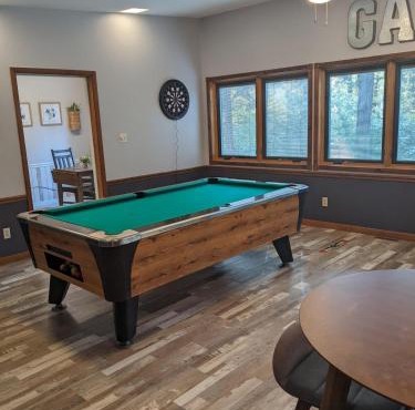 Walk to K-State, Sleeps 12, Pool Table, Hot Tub