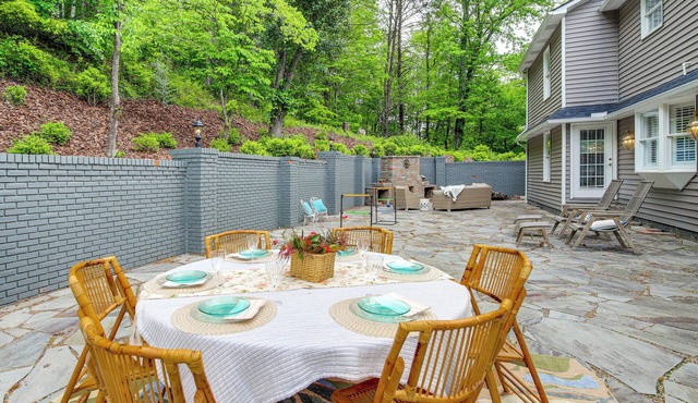 Walk to Main St! 4-Acre Family Escape in London