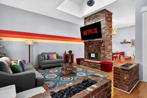 Walkable stay near downtown parks and nightlife