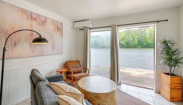 Waterfront Couples Retreat in Hot Springs!