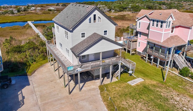 Waterfront home w/private deck, hot tub, game room w/pool table, & washer/dryer