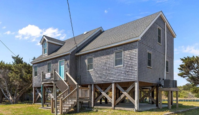 Waterfront house w/water views, private hot tub, theater room, game room/bar, AC