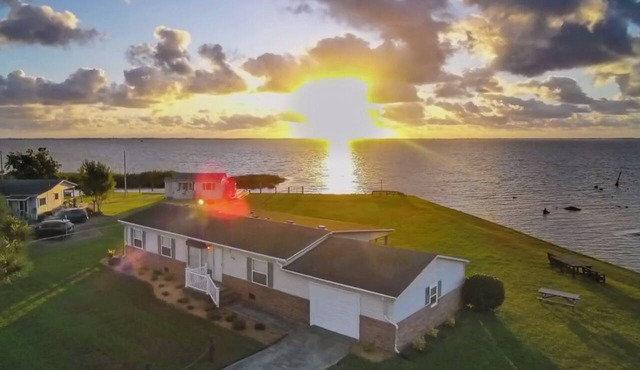Waterfront retreat of privacy and tranquility on the Currituck Sound - Grandy NC