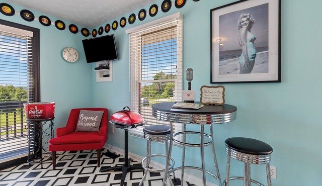 Welcome to “Retro Suite” – Your 1950s-Inspired Lakeside Getaway