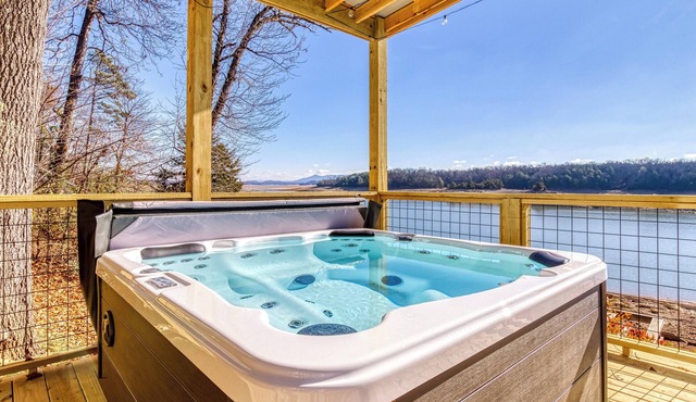 What's Your Hurry- Lake Front, Boat Dock, Game Room, Hot Tub, WIFI!