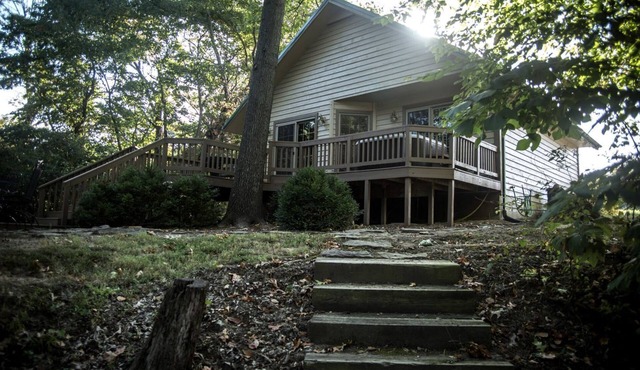 Wonderful Lakefront Cabin with Hot-tub in Carbondale, Illinois