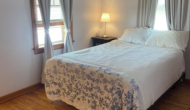 Writer’s Bungalow: Russell 2-bedroom house with AC and Hardwood Floors