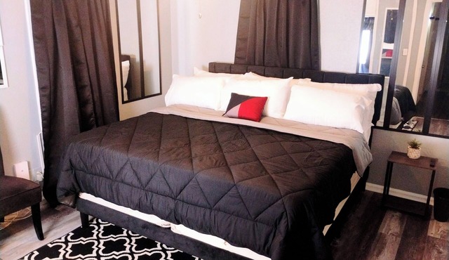Your Cozy Home Away From Home, Sleeps 6, Full Kitchen, Workspace, 65 In TV's