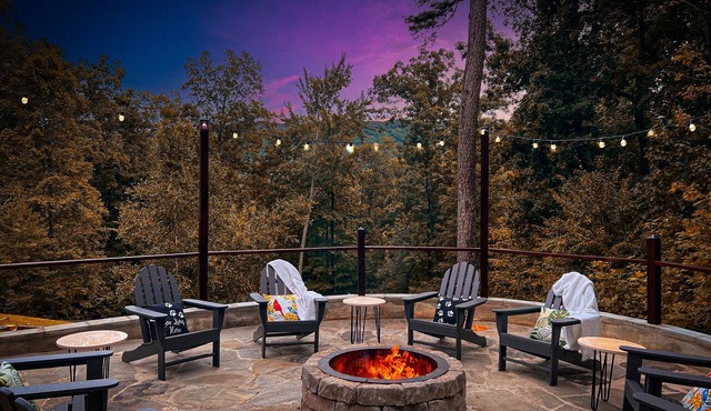 ZEN Family Retreat Villa Hot Tub FirePit Fenced Yard Dog-Centric EVCharger Games