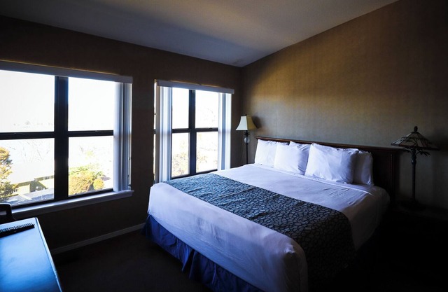 3 -BD Lakeview Suite - 3LO - 02