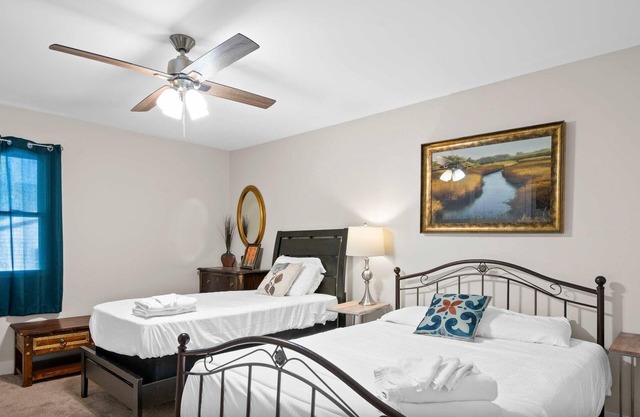 6BR Near Ark! Ample Parking, 3 Baths, Sleeps 16!