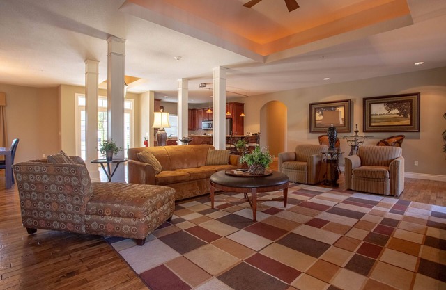 Adorable Villa in the Heart of Branson!! Lots of Space with an Intimate Feel!