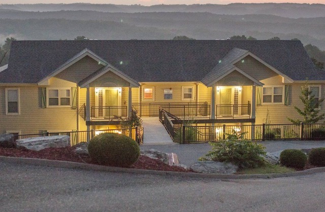 Beautiful 2 bedroom unit at resort, sleeps 8