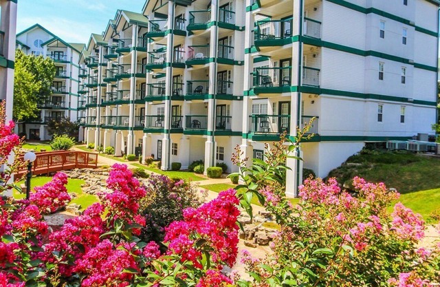 Beautiful 2 bedroom unit at resort, sleeps 6