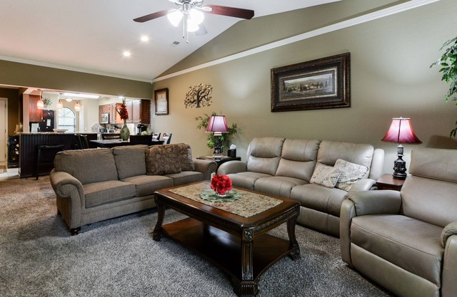 Beautiful Remodeled Luxury Condo-Heart of Branson-Indoor Pool-Large & Affordable