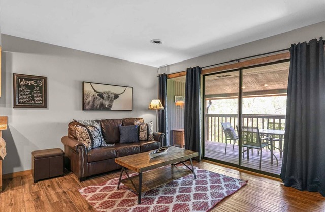 Beautiful Views! King Bed, 1 Mile to Silver Dollar City, 2 Pools! | 2-8