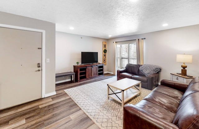 Convenient Condo in Great Location w/Shared Pool, Private W/D, Free WiFi, Cable