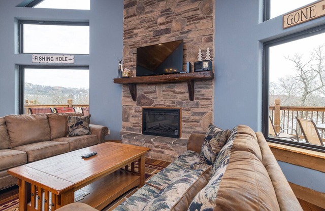 Gorgeous 10 Bedroom Lakefront Lodge