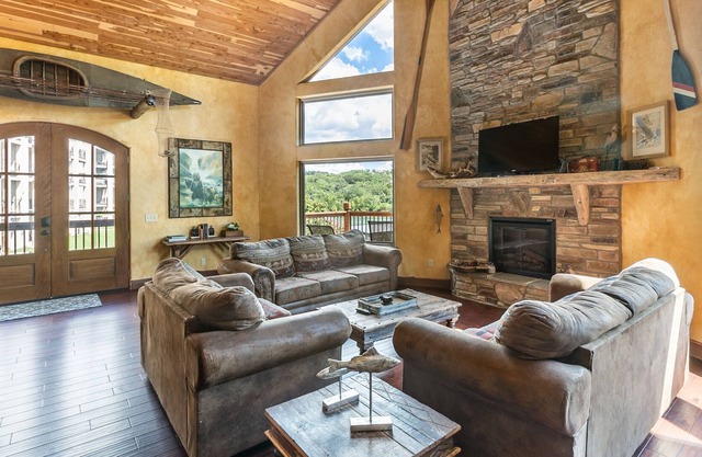 Gorgeous 6 Bedroom Lakefront Lodge