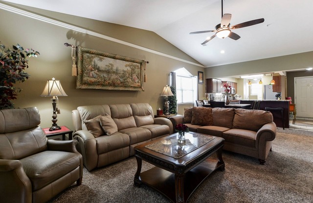Gorgeous Remodeled Luxury Condo-Heart of Branson-Affordable-Indoor Pool-Spacious