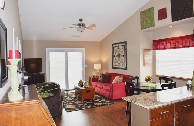 Lake view penthouse next to Silver Dollar City