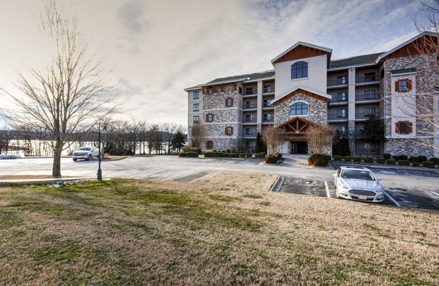 LUXURIOUS LAKEFRONT CONDO