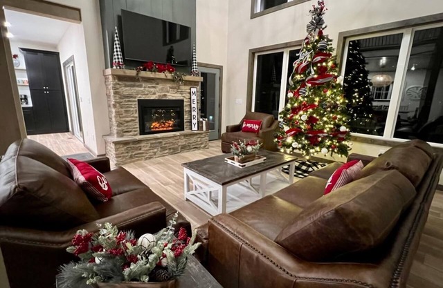 New Private Modern Lakefront Home with Pools, Dock & Amenities Close to Dogwood Canyon/SDC