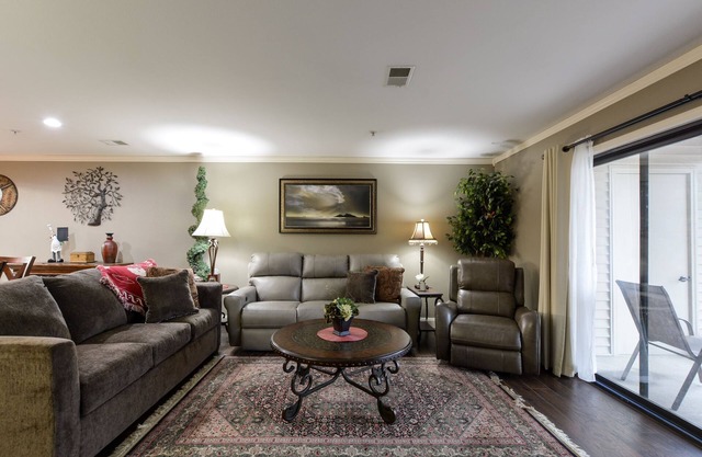 NEWLY REMODELED LUXURY WALK-IN CONDO /Heart Of Branson/ Indoor Pool/Spacious