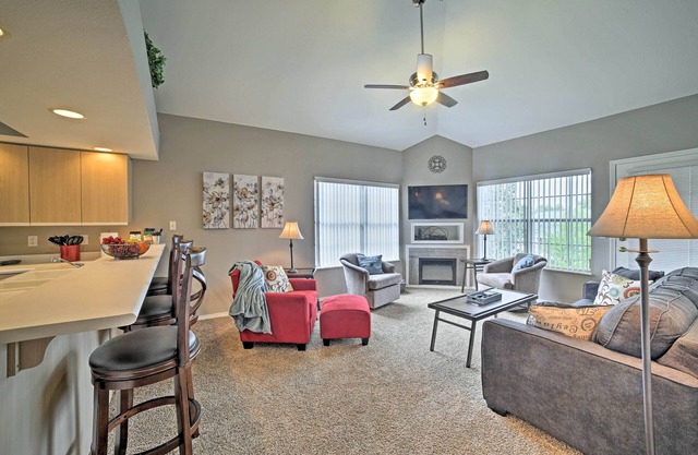Penthouse Condo w/ Pool 8 Mi to Silver Dollar City
