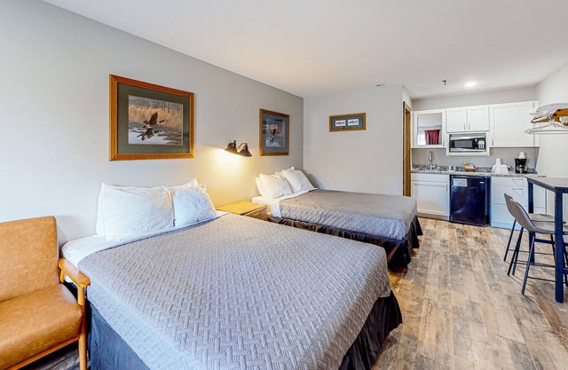 Studio close to Silver Dollar City with outdoor swimming pool, firepit & grill
