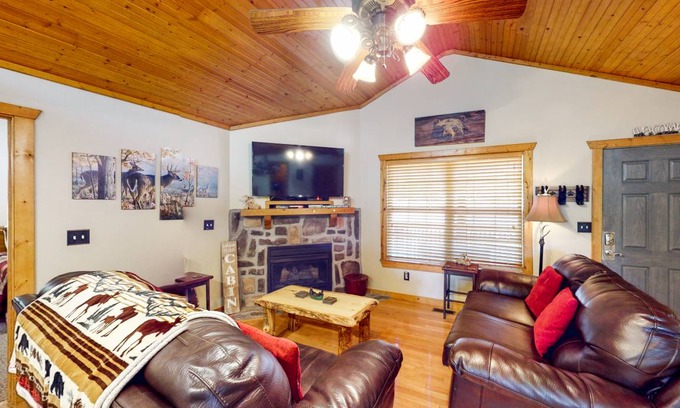 Reeds Spring Cabin | 101 m² Cabin ∙ 2 bedrooms ∙ 6 guests
