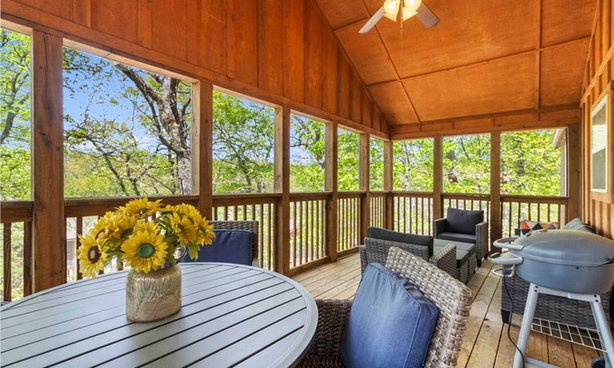 Reeds Spring Cabin | 188 m² Cabin ∙ 4 bedrooms ∙ 14 guests