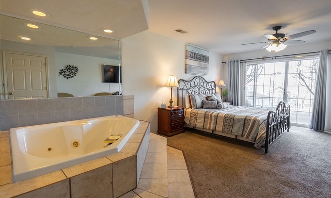 Branson Condo | 1BR WALK-IN ~ NEAR THE 76 STRIP ~ LARGE JETTED TUB ~ FREE TICKETS INCLUDED! (CH5-3)