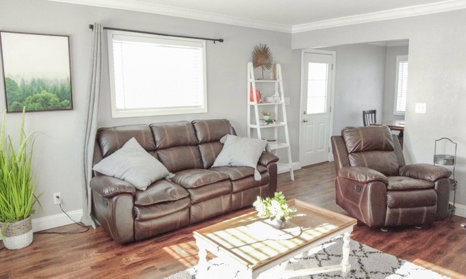 Branson Theater District House | 2-BD WALK-IN ~ 1 Block Off The Strip ~ New Furnishings ~ FREE TICKETS INCLUDED (TH-A)