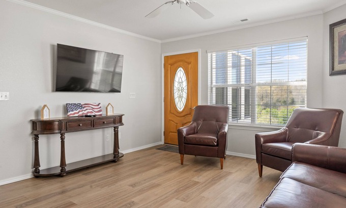 Branson Condo | 2 Bedroom, 2 Bathroom Walk-in Condo with Golf Course View from All-Season Sunroom