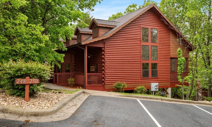 Branson Theater District Cabin | 2 connecting Cabins Sleep 12- Close to Shows & Shopping! Golf & Ticket Discounts!