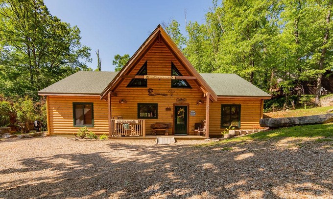Branson Cedars Cabin | 223 m² Cabin ∙ 4 bedrooms ∙ 14 guests