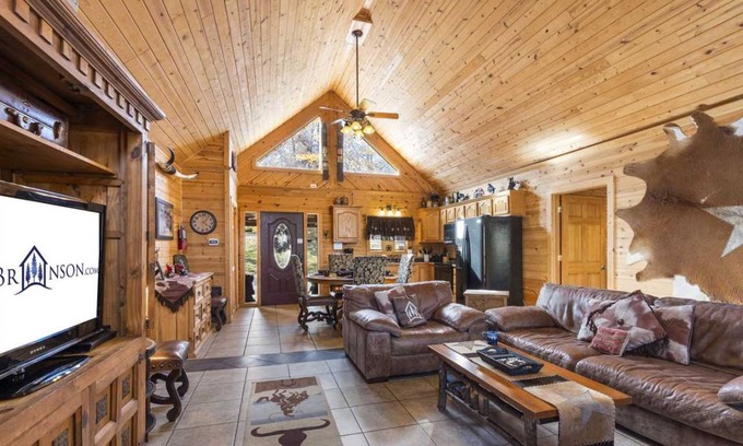 Branson Cedars Cabin | 223 m² Cabin ∙ 4 bedrooms ∙ 12 guests
