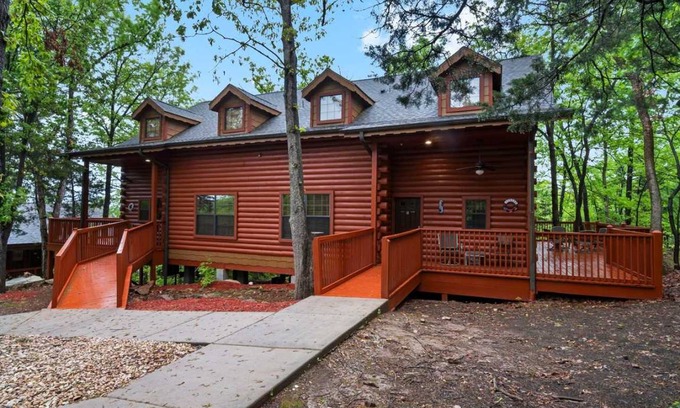 Branson Theater District Cabin | 260 m² Cabin ∙ 6 bedrooms ∙ 16 guests