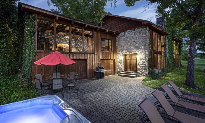 Kimberling City Cabin | 279 m² Cabin ∙ 3 bedrooms ∙ 12 guests