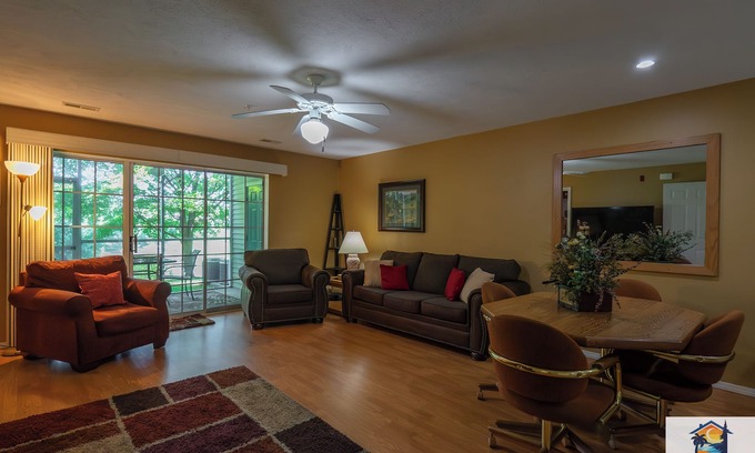 Branson Condo | 2BR ~ GOLF COURSE ~ Near The Strip! FREE TICKETS INCLUDED! (CH1-1)