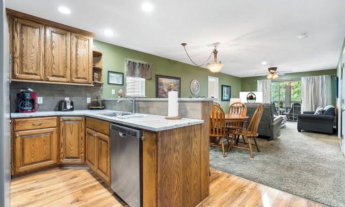 Branson Condo | 3 Bedroom, 3 Bathroom Walk-in Golf Condo with King Beds, Sunroom, and Dining Area