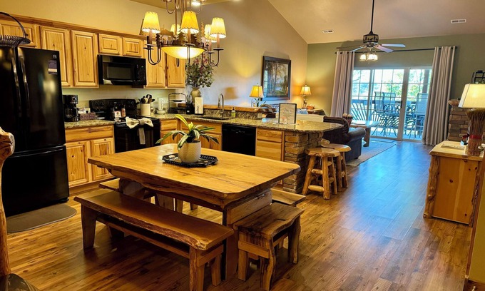 Hollister Condo | *3 BR, 2 Bath Lodge Cabin on Table Rock Lake with Dock Access